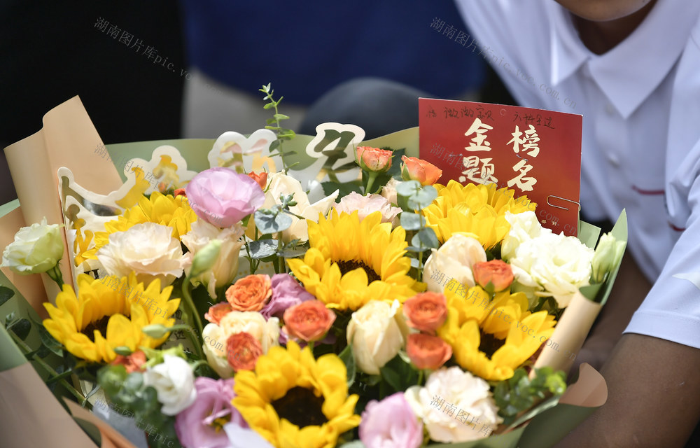 高考 考点 张家界 考生 家长 鲜花 自信