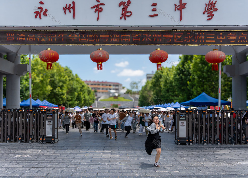 高考；2025年；高考首日；考场外