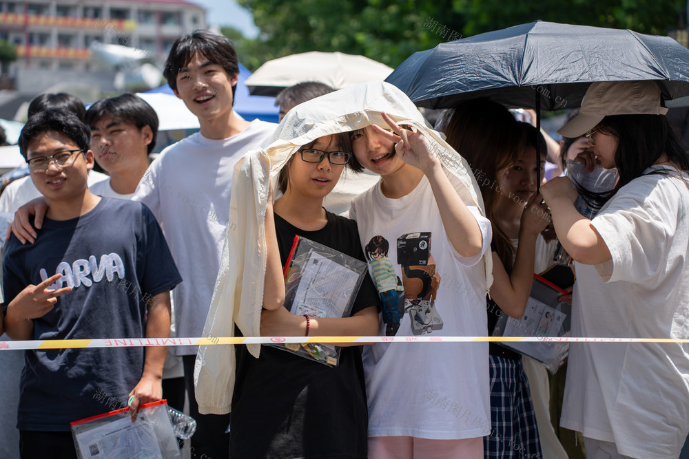 高考；2025年；高考首日，考场外