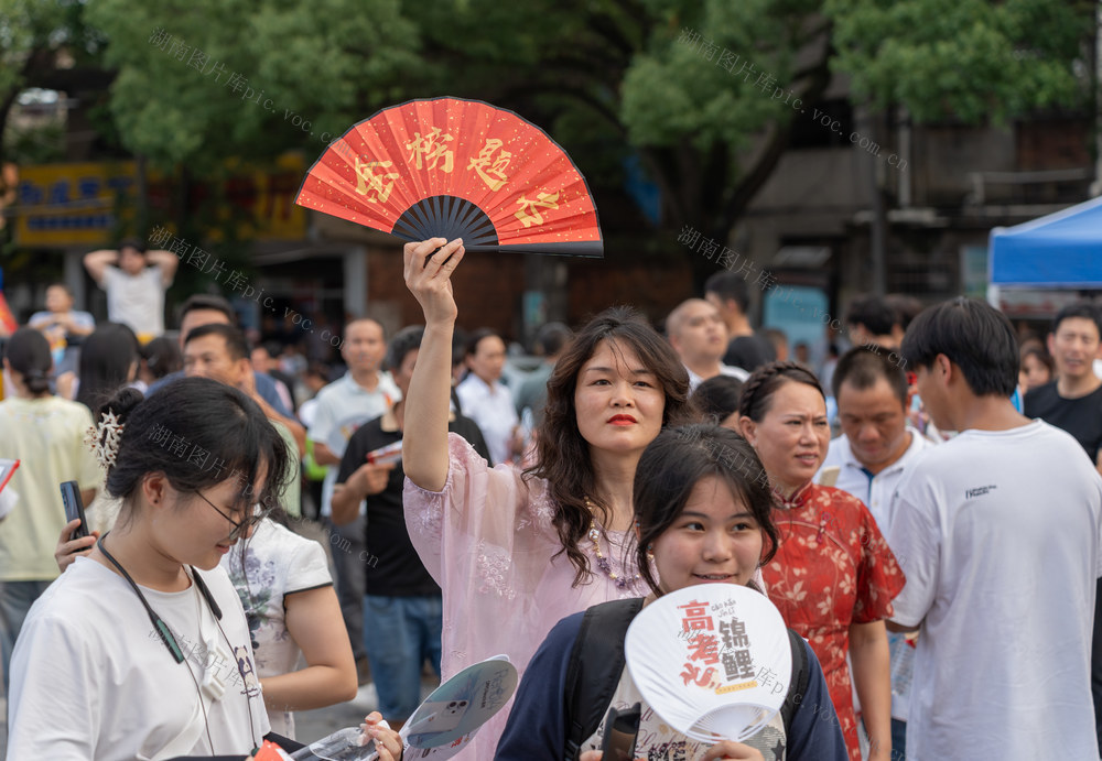 高考，2025年；高考首日；考场外