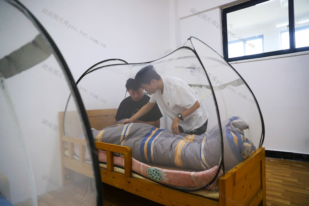 推着  哥哥  高考  轮椅  暖 心