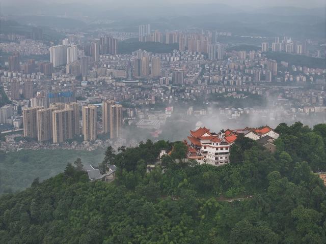 湖南,,郴州,,罕见,,强对流天气,,乌云,,云层,,“天漏”