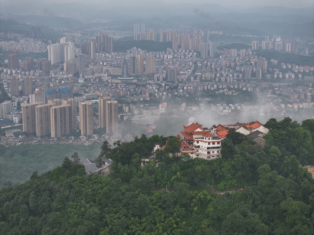 湖南,,郴州,,罕见,,强对流天气,,乌云,,云层,,“天漏”