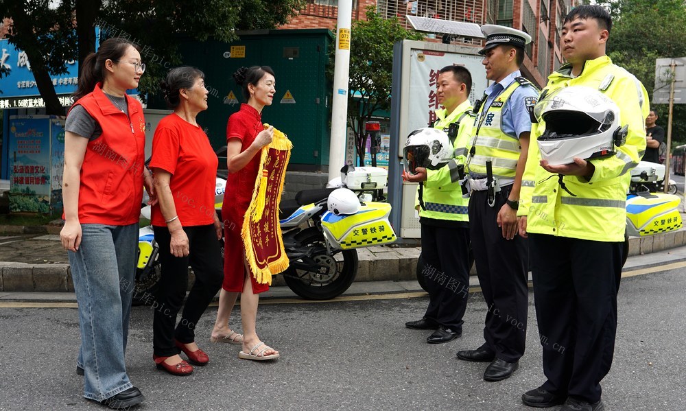 考场外赠送锦旗