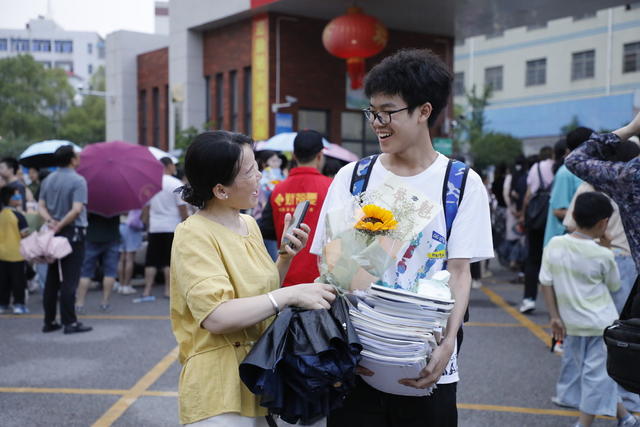 湖南新田：2025年高考落幕 张张笑脸出考场