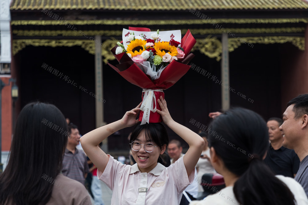 高考  学生  家长  学校  一中  回家  父母