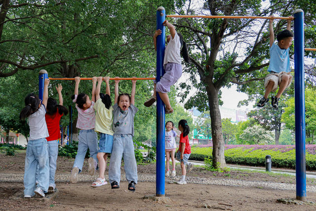 小孩  儿童   玩耍  欢乐  快乐   公园   广场