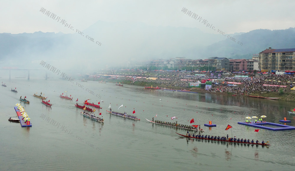 龙舟“闹江”