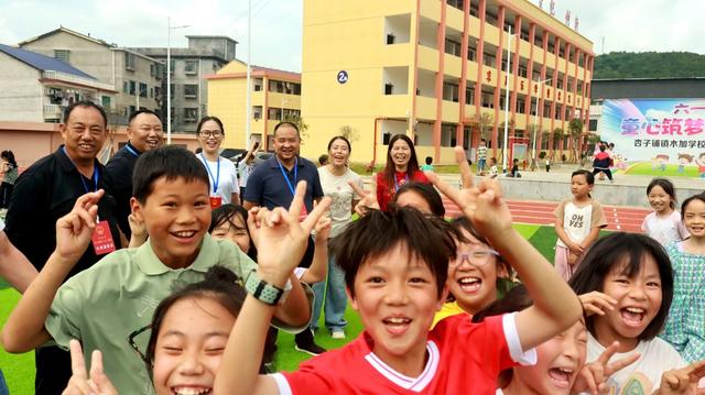 杏子铺镇  人大主席团  助力木加学校  为学校发展出谋划策、排忧解难，