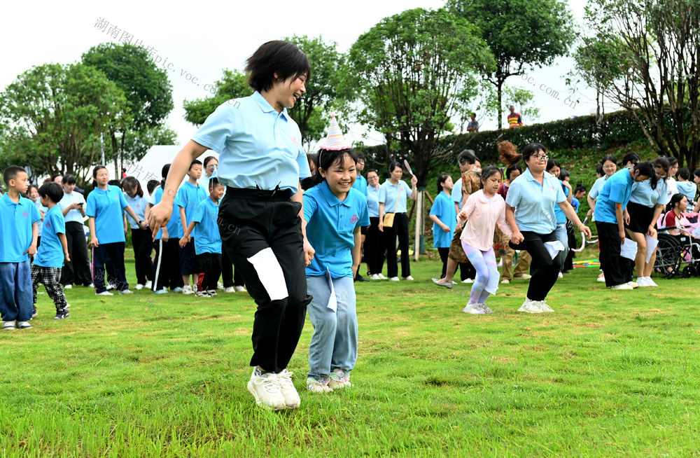亲子互动 爱心妈妈 运动 活动 志愿者 留守儿童 公益 健身 趣味游戏  妇女 