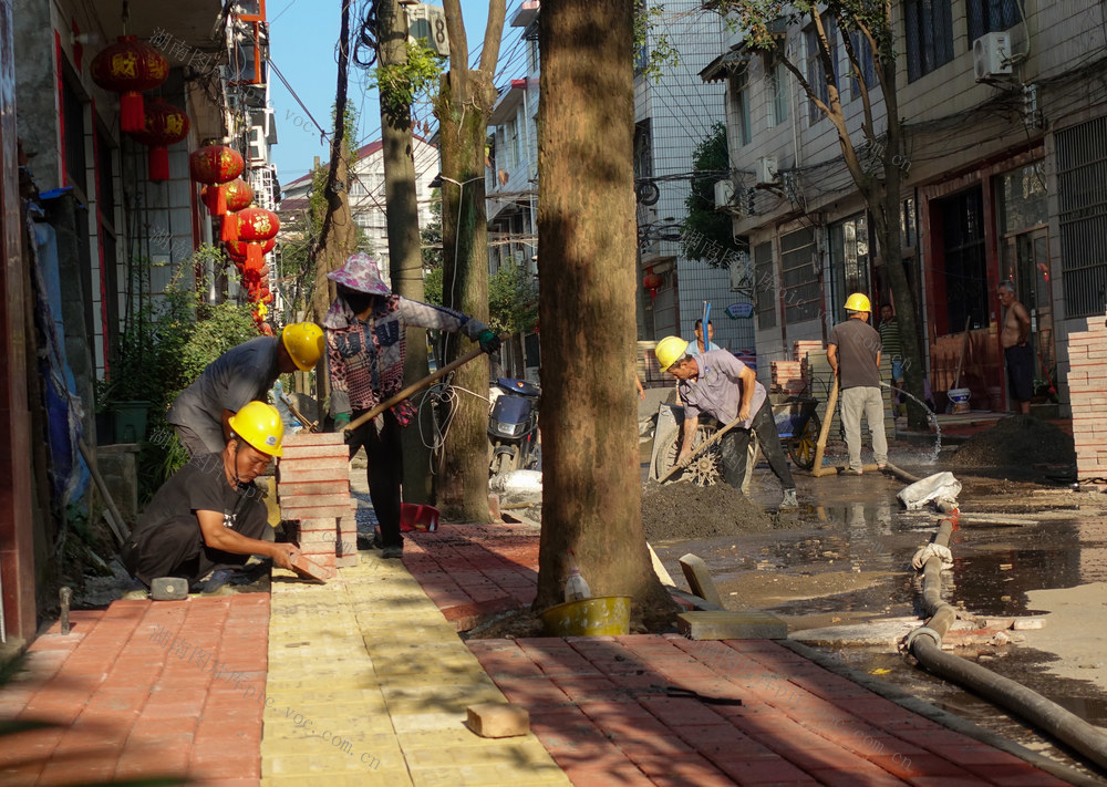 升级改造人行道 铺就群众幸福路