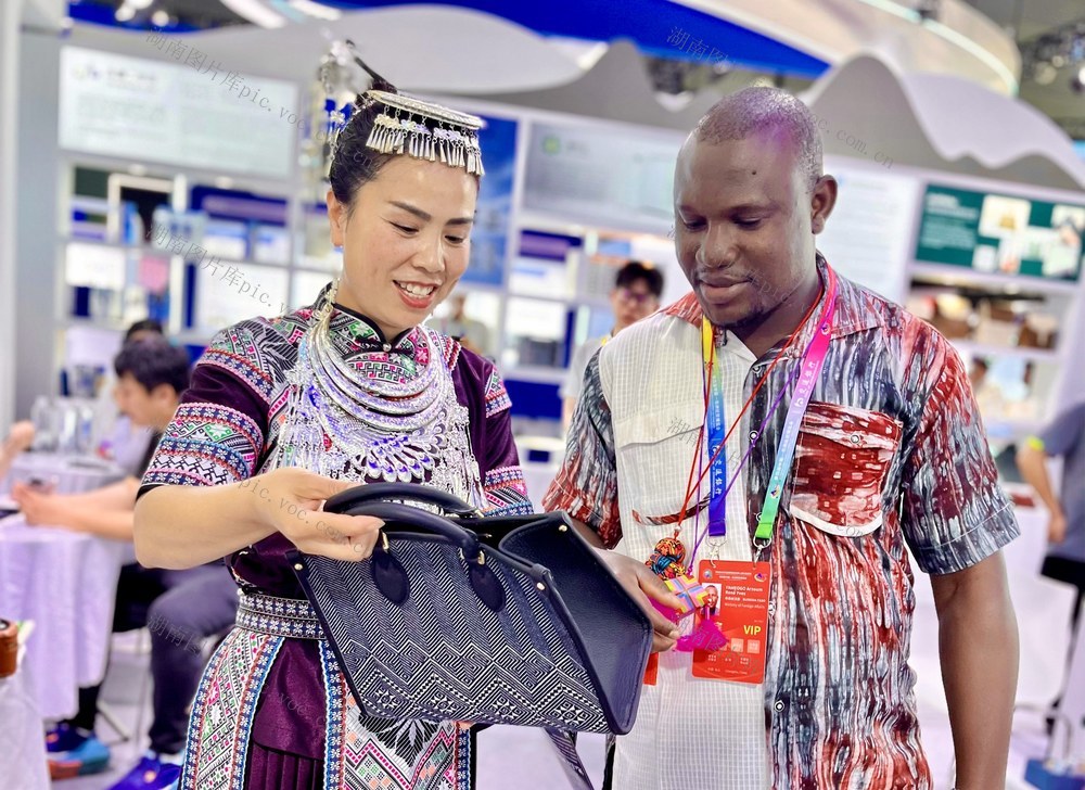 “侗品”吸引外宾眼球
