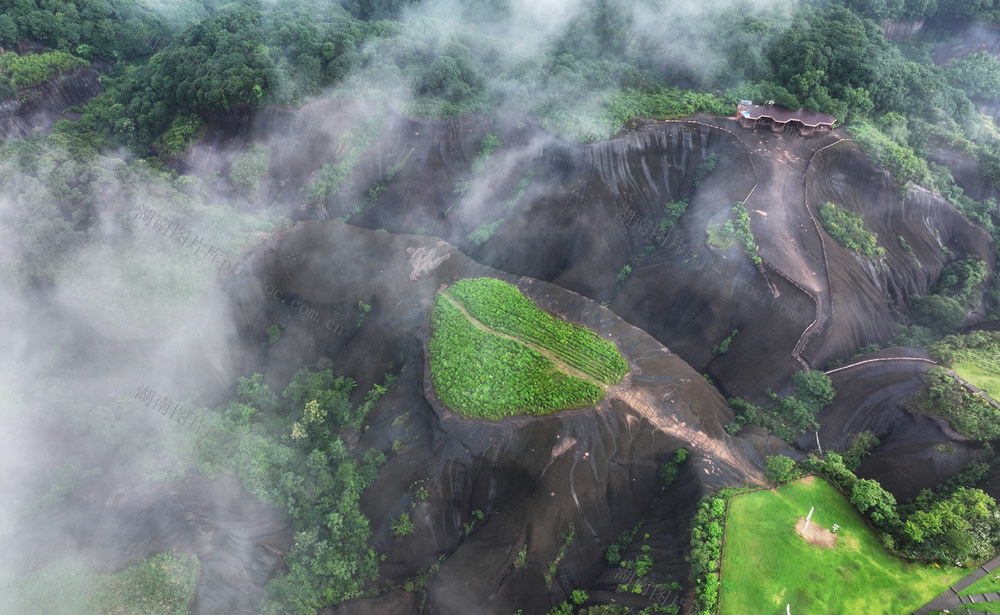 清晨  湖南  郴州市  苏仙区  飞天山国家地质公园  云雾缭绕  丹霞之心  翠江  薄雾  仙境