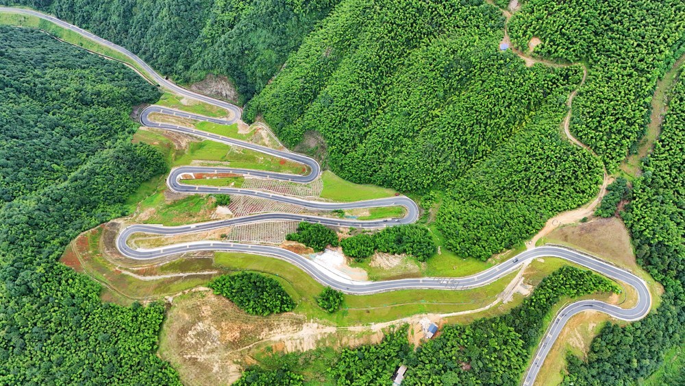  四好农村路  乡村振兴 农民致富  交通出行 盘山公路