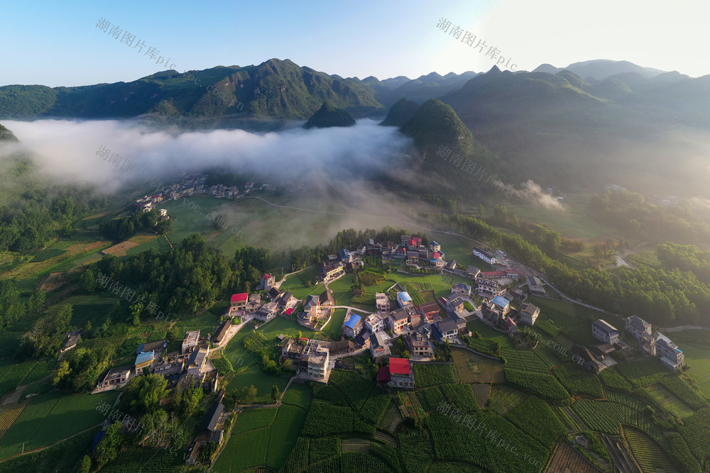 湖南，龙山，产业，乡村，晨雾，阳光，与民居，庄稼