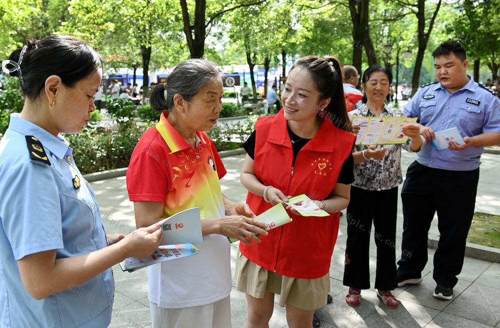 非法集资  法治  志愿者  民警 防范非法金融  宣传  钱袋子 群众 法律 知识 社区