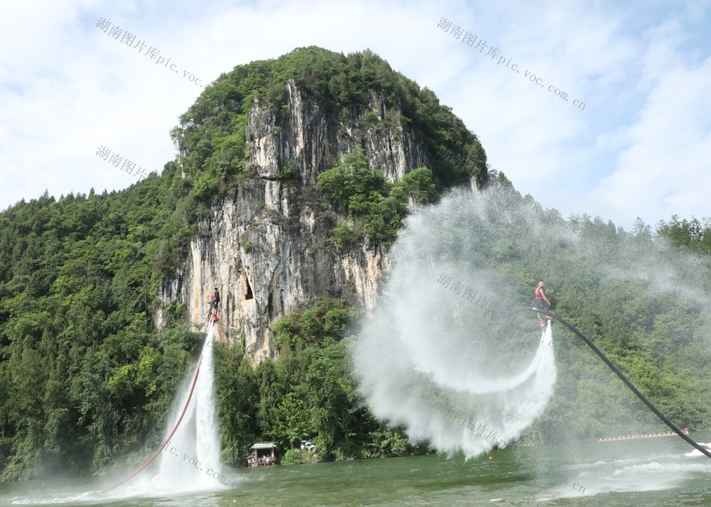 看水上特技表演   乐享清凉夏日