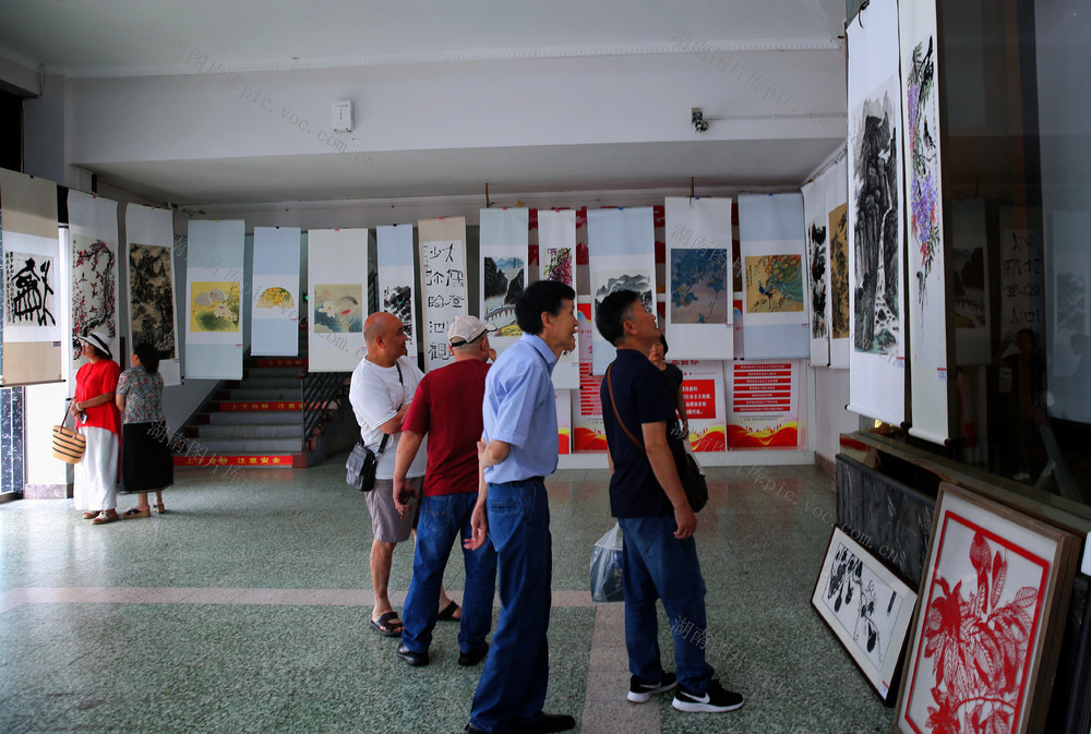 怀铁举办“时代列车”书画展