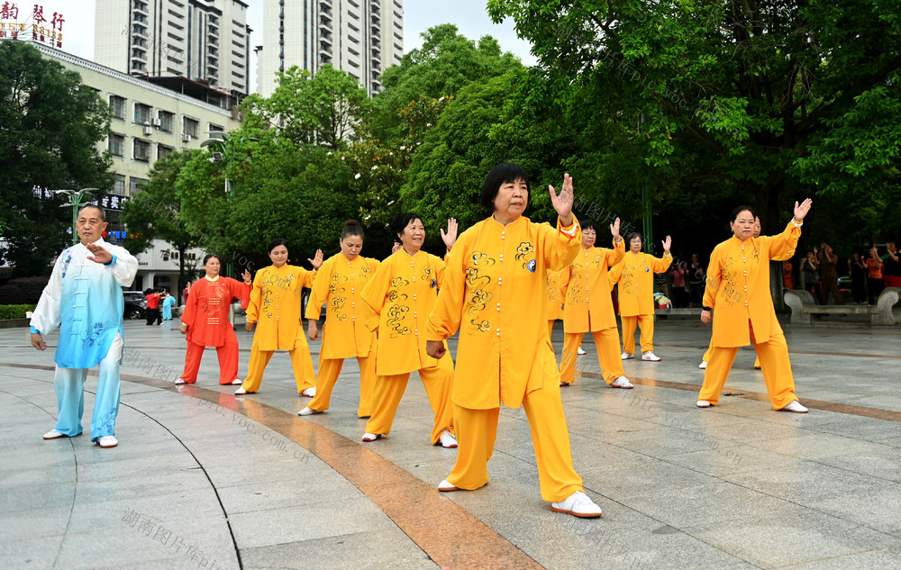 公园，民生工程，健身，运动，休闲，娱乐，基础设施，活动空间，市民，锻炼，建设，荡秋千，舞剑