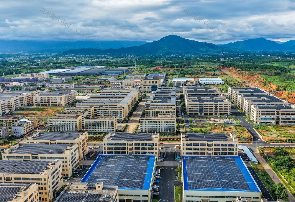 “屋顶绿电”助企降本增效
道县
光伏