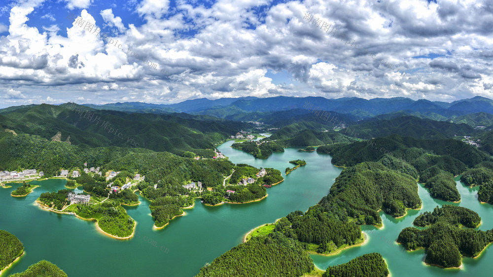 农村变迁 村容村貌 蓝天 白云 青山 碧水 村落 民居 乡村旅游 生态保护 群众增收 山水田园