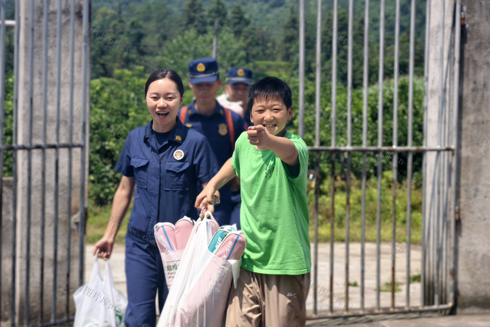 1名老师和6个孩子  消防课堂