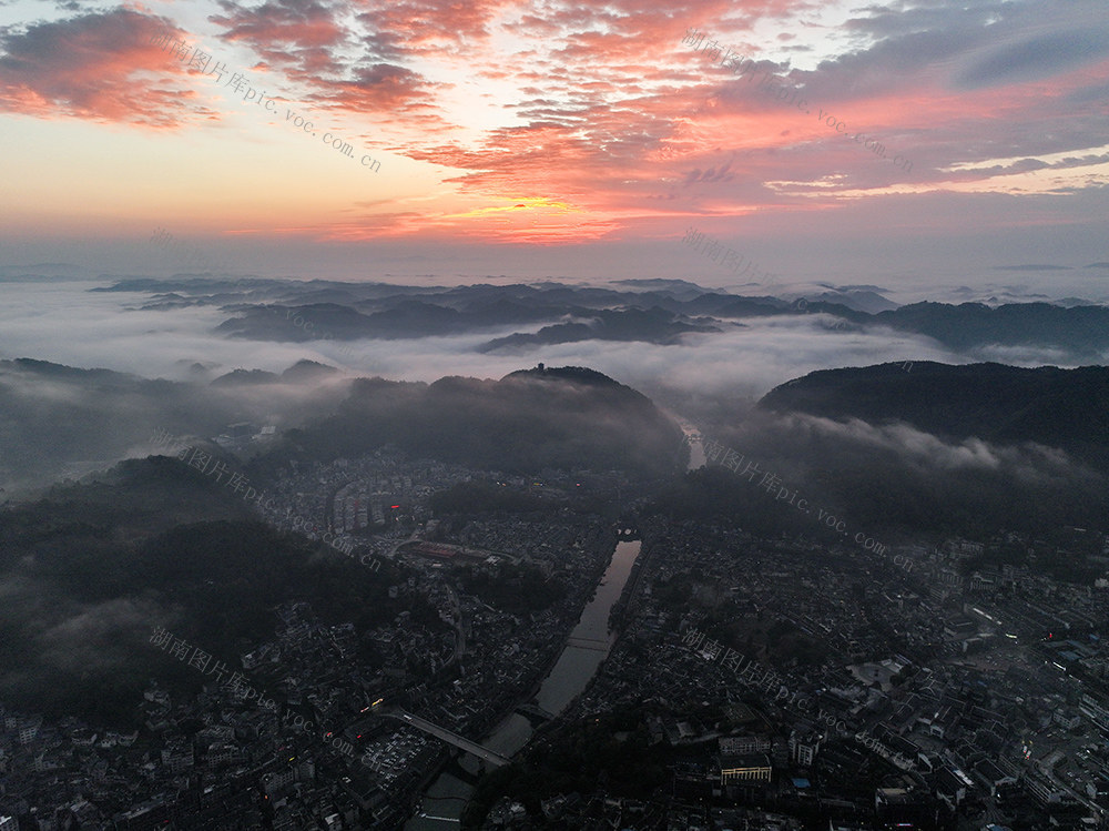 2023年10月29日拍摄于湖南省湘西州凤凰古城