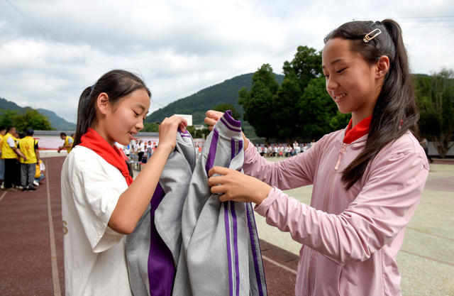 捐赠 校服 学生 关爱