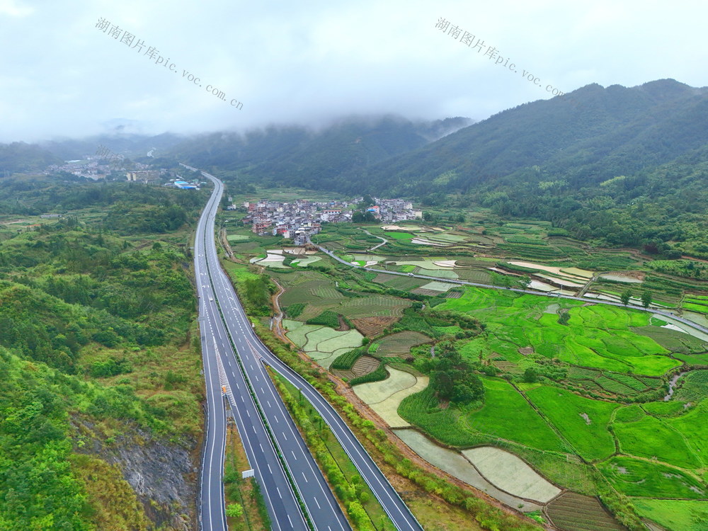 高速公路 田园风光 美丽乡村 田野 夏日
