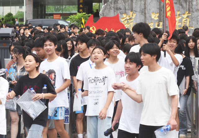 嘉禾：中考第一天 轻松出考场 