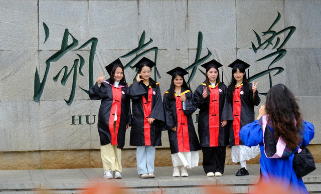 拍摄毕业照，留下美好回忆