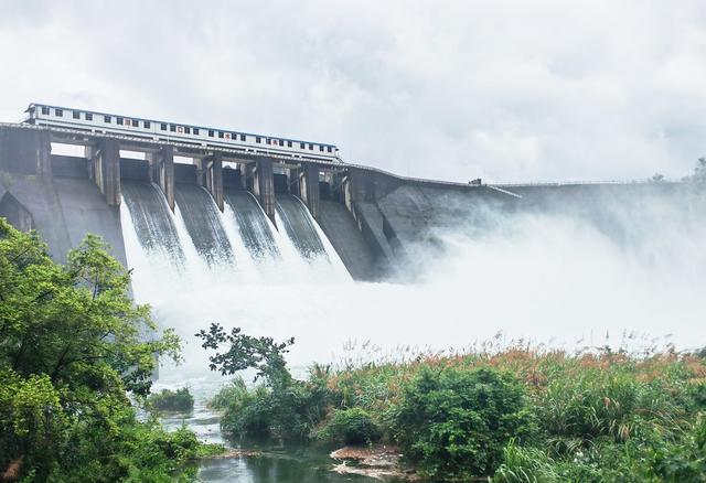  开闸泄洪   安全度汛
