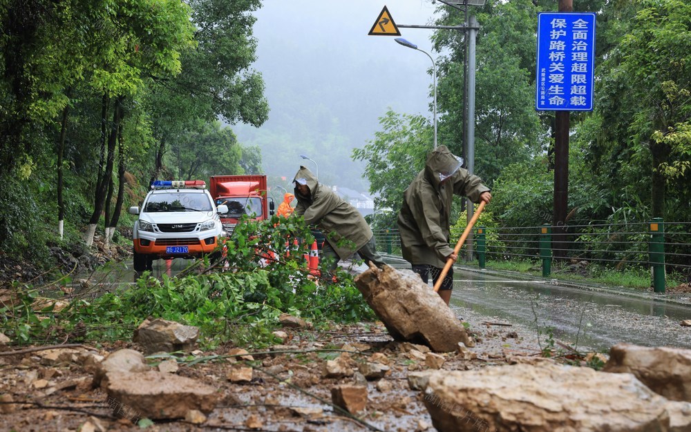  清理 滑坡体 张家界 道路 安全