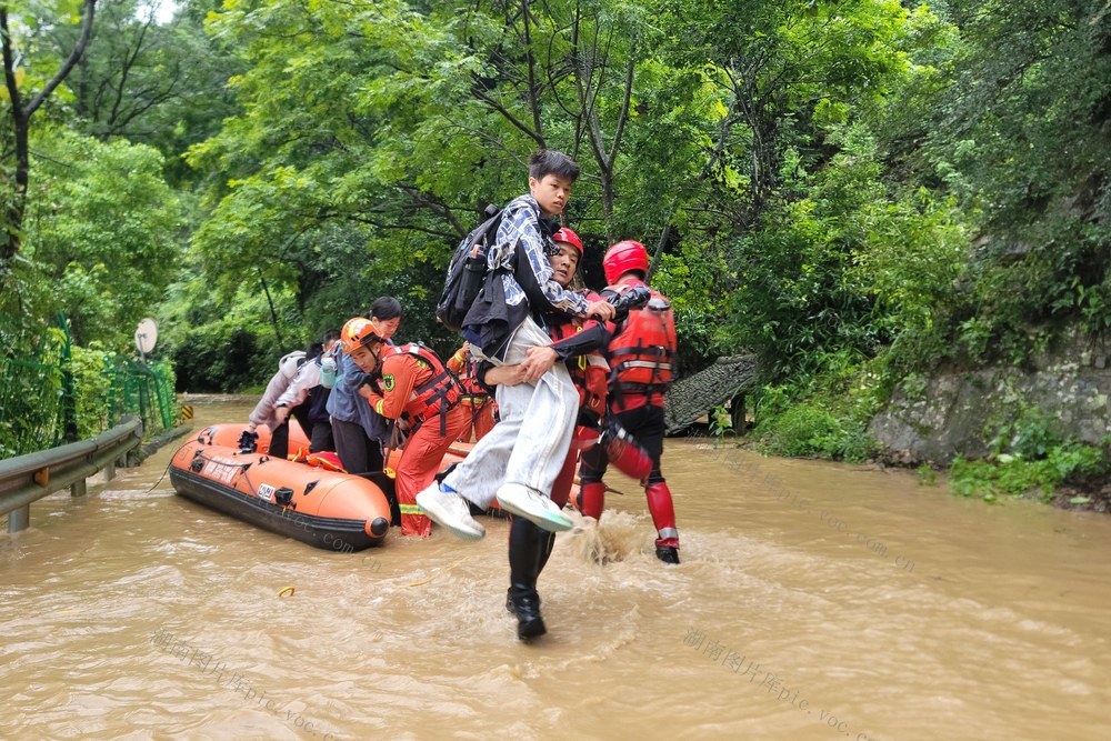 防汛、自然灾害、救援、消防员、水灾