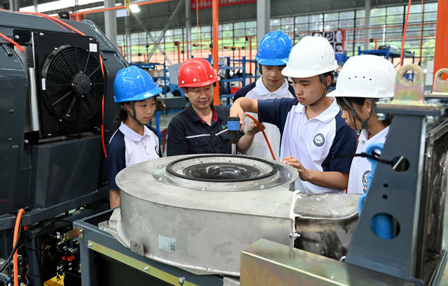 职业教育  车间  企业  人才市场  学校  学生  就业   实践操作 机械制造 校企合作 