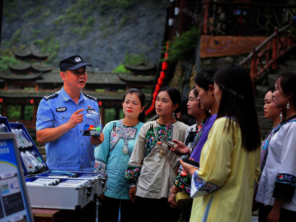 吉首铁警禁毒宣传走进苗乡