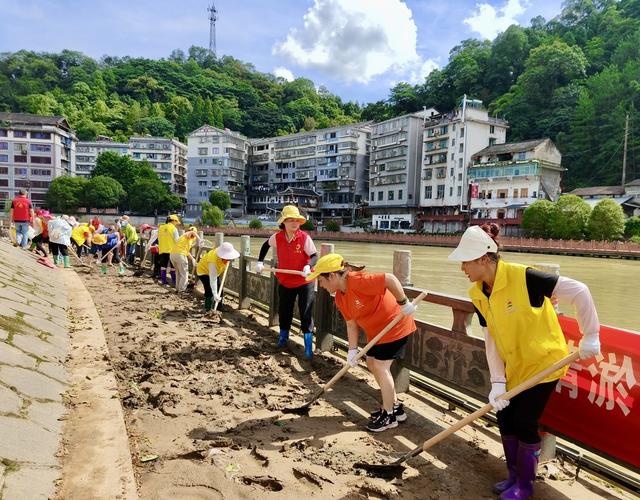 清淤行动显担当
