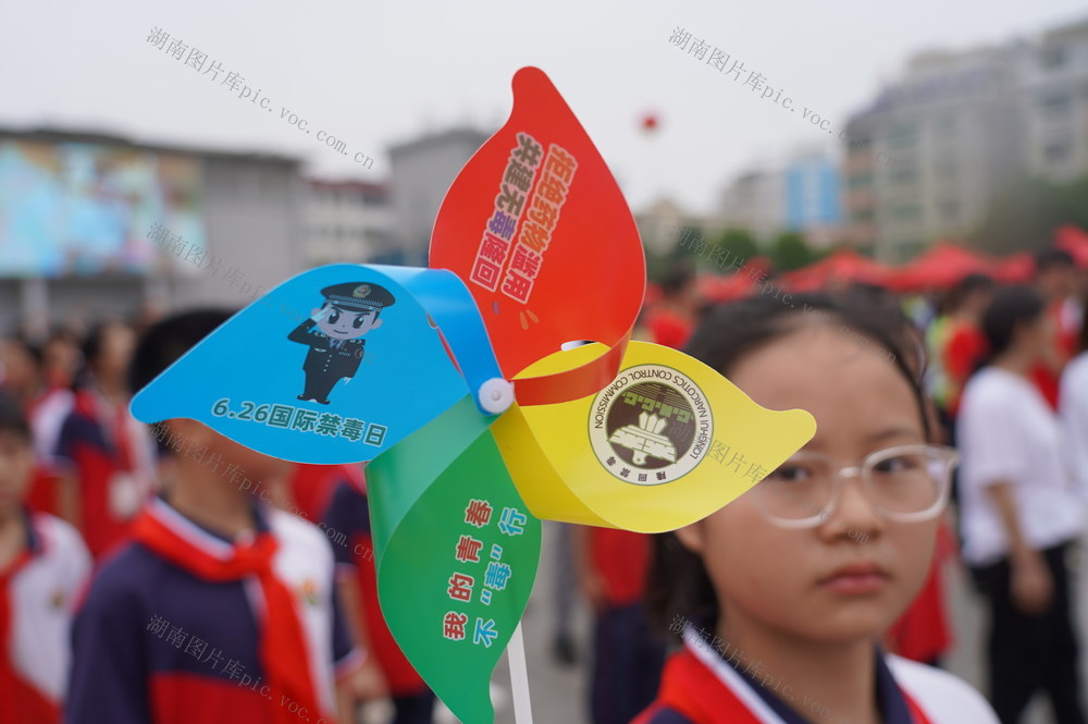 6月26日国际禁毒日，湖南省隆回县采取现场抢答、卡通漫画等多种形式宣传禁毒知识。