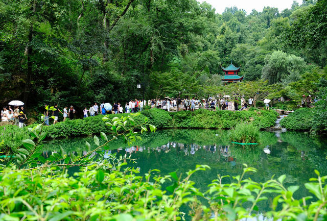 旅游升温，爱晚亭