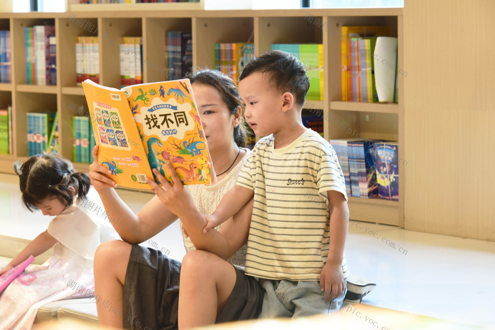 盛夏  少儿  避暑  双休  书店  阅读