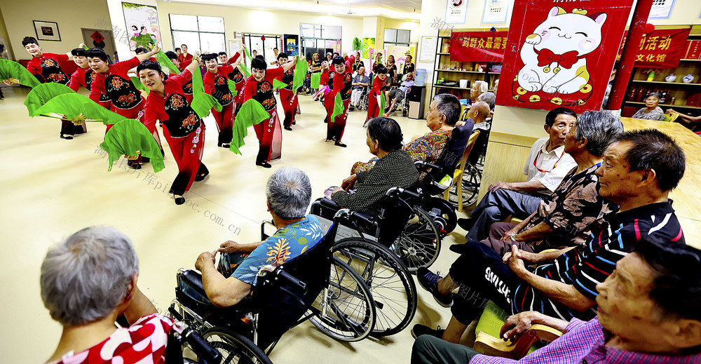 艺术团走进颐养中心为老年人庆生