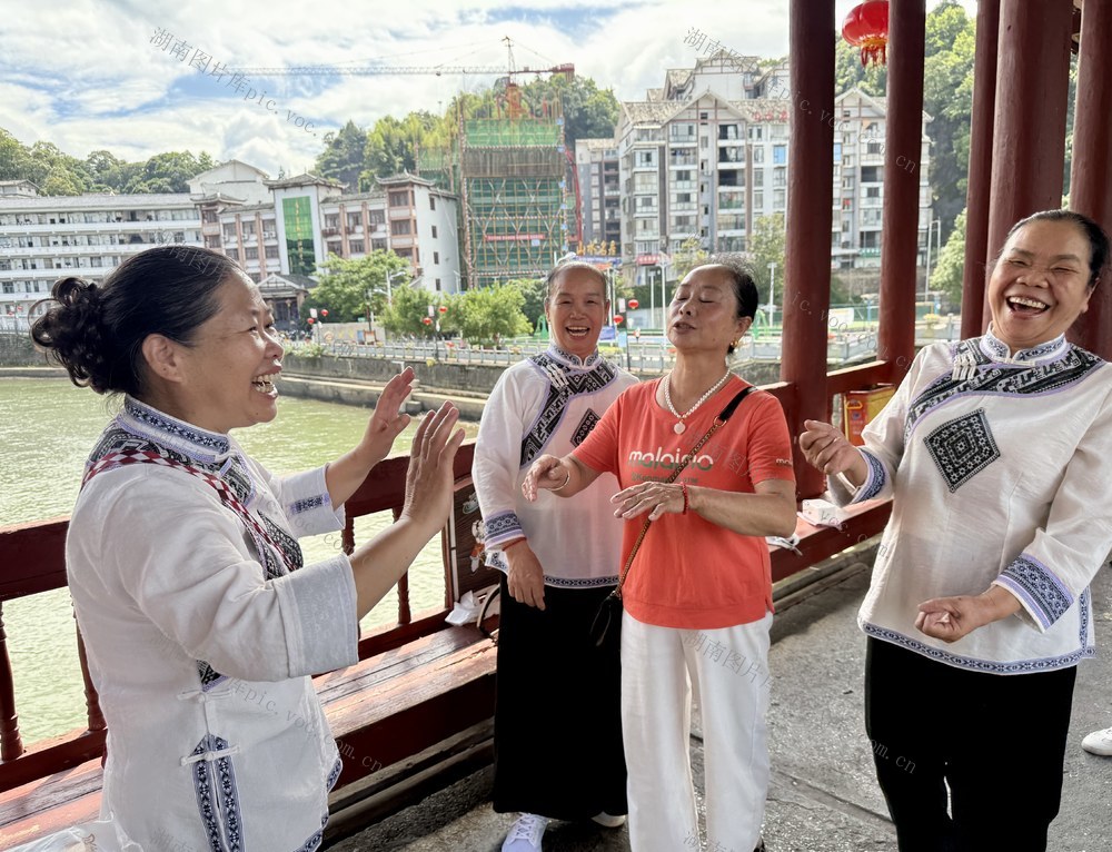 侗歌声声乐开怀
