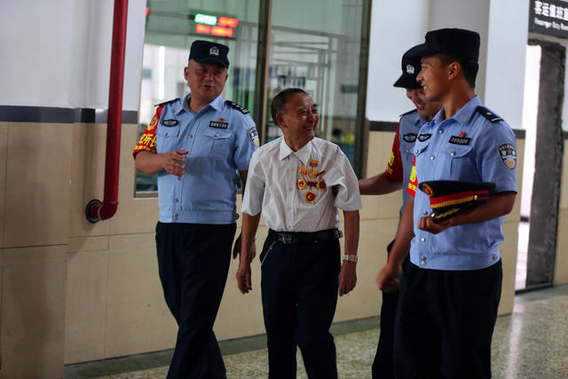 吉首铁警“七一”前夕邀请劳模传经