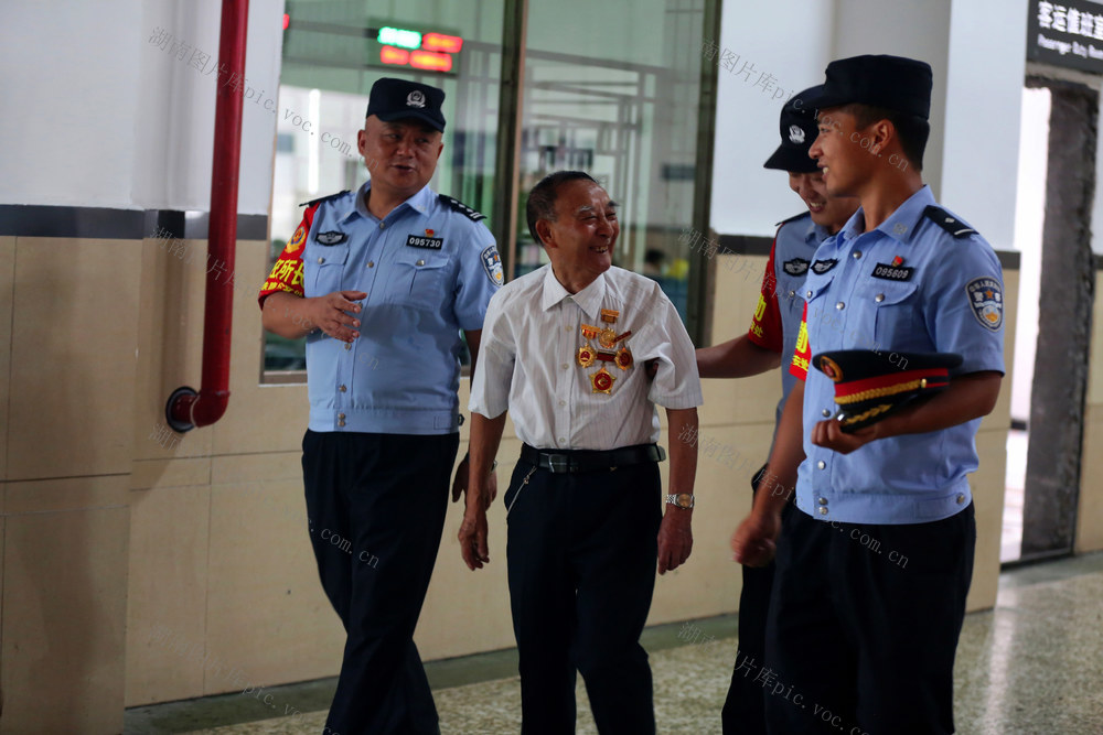 吉首铁警“七一”前夕邀请劳模传经