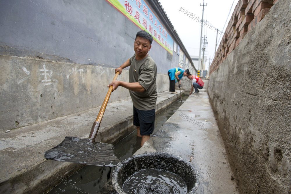 党员志愿者 防汛人员 防汛应急 防洪度汛 珍珠泉 泄洪渠 排水沟 渠坝 淤泥 清理