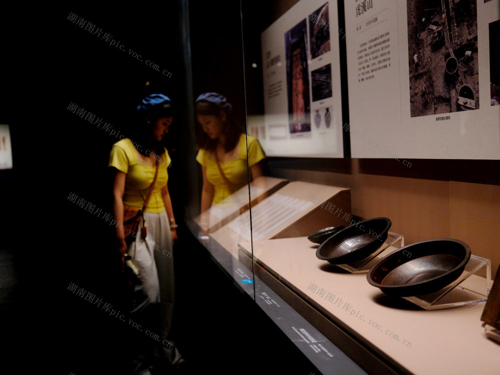 参观“湘水流过——湖南地区出土简牍展”