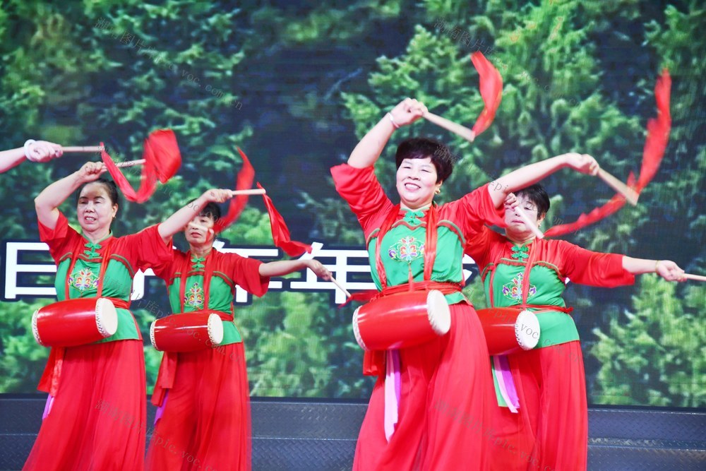 载歌载舞庆“七一”