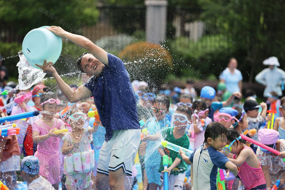 戏水 降温 高温 儿童 消暑 幼儿园