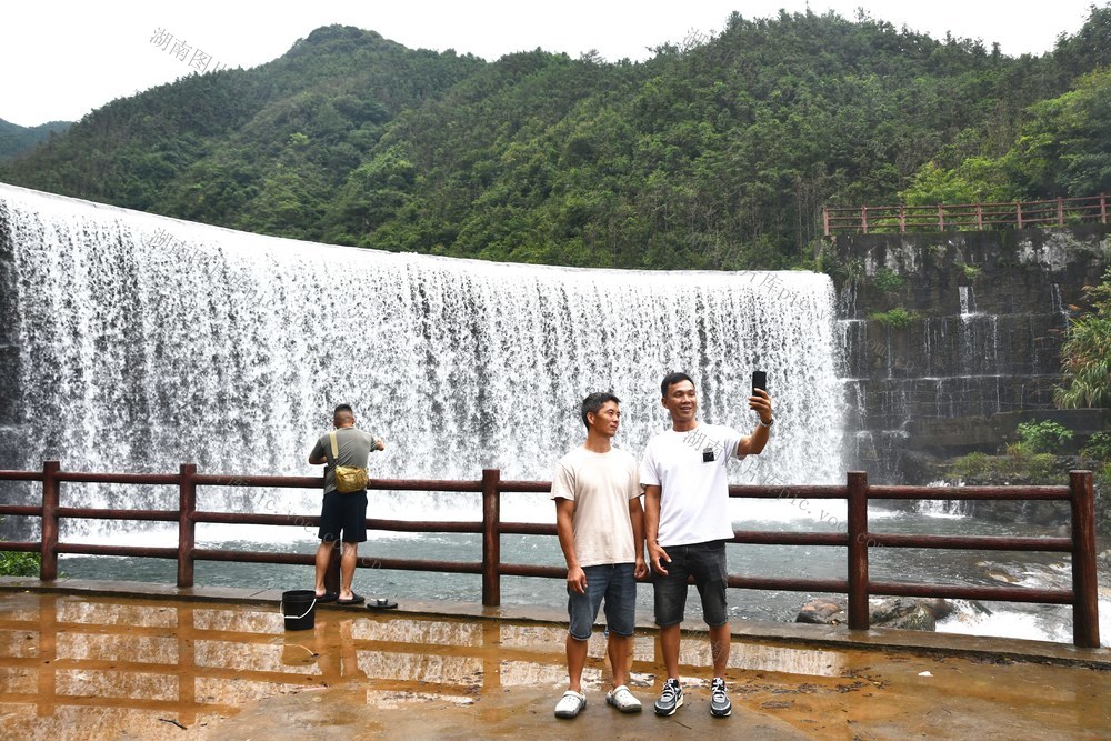  瑶山飞瀑  景色如画