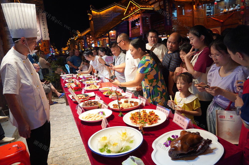 醉美西直街（图）
6月29日，湖南省武冈市西直街人山人海，游客如潮。随着邵阳市第四届旅发大会的举行，当地旅游快速升温。